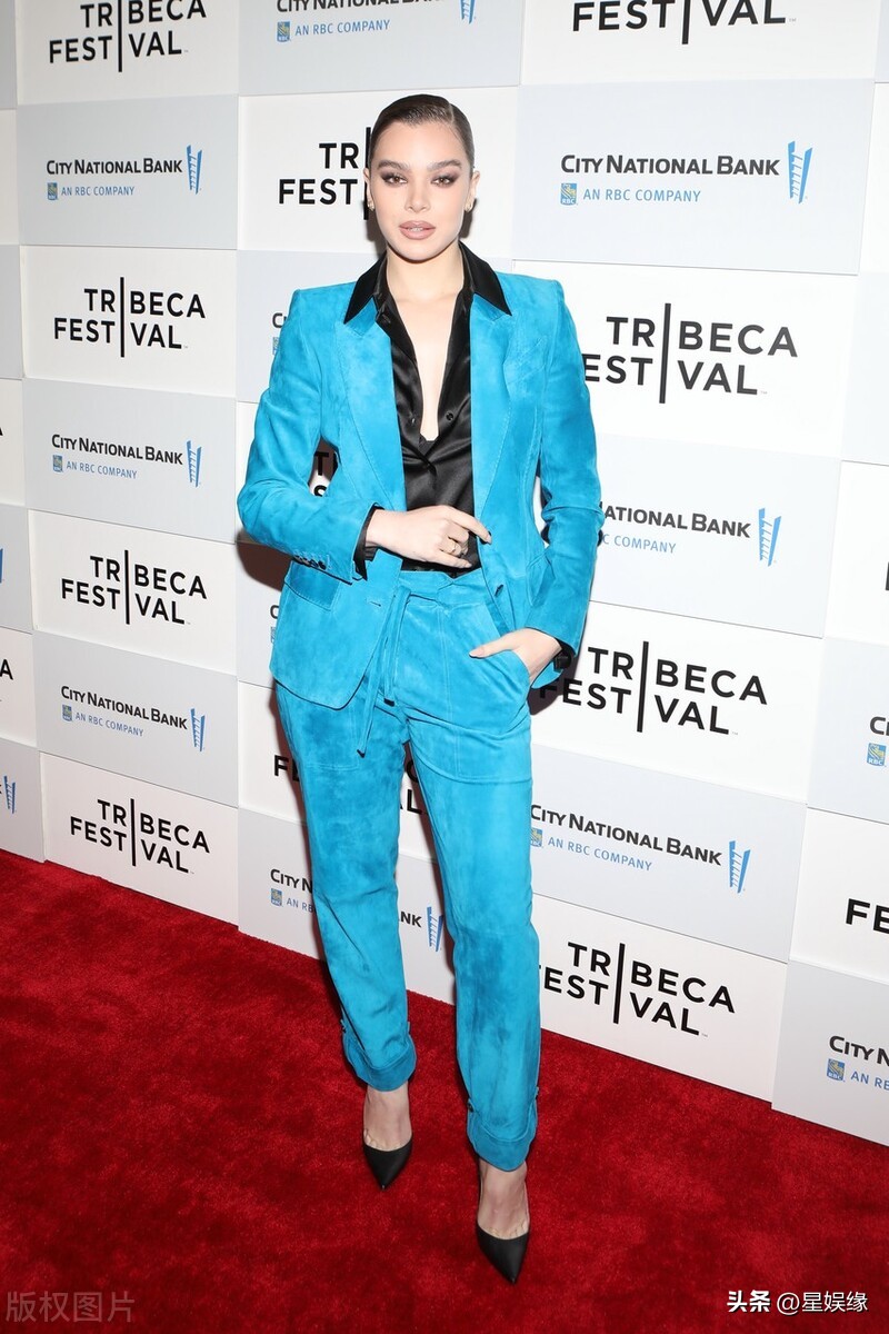 Hailee Steinfeld is cool and handsome in a blue suit + black shirt - iNEWS