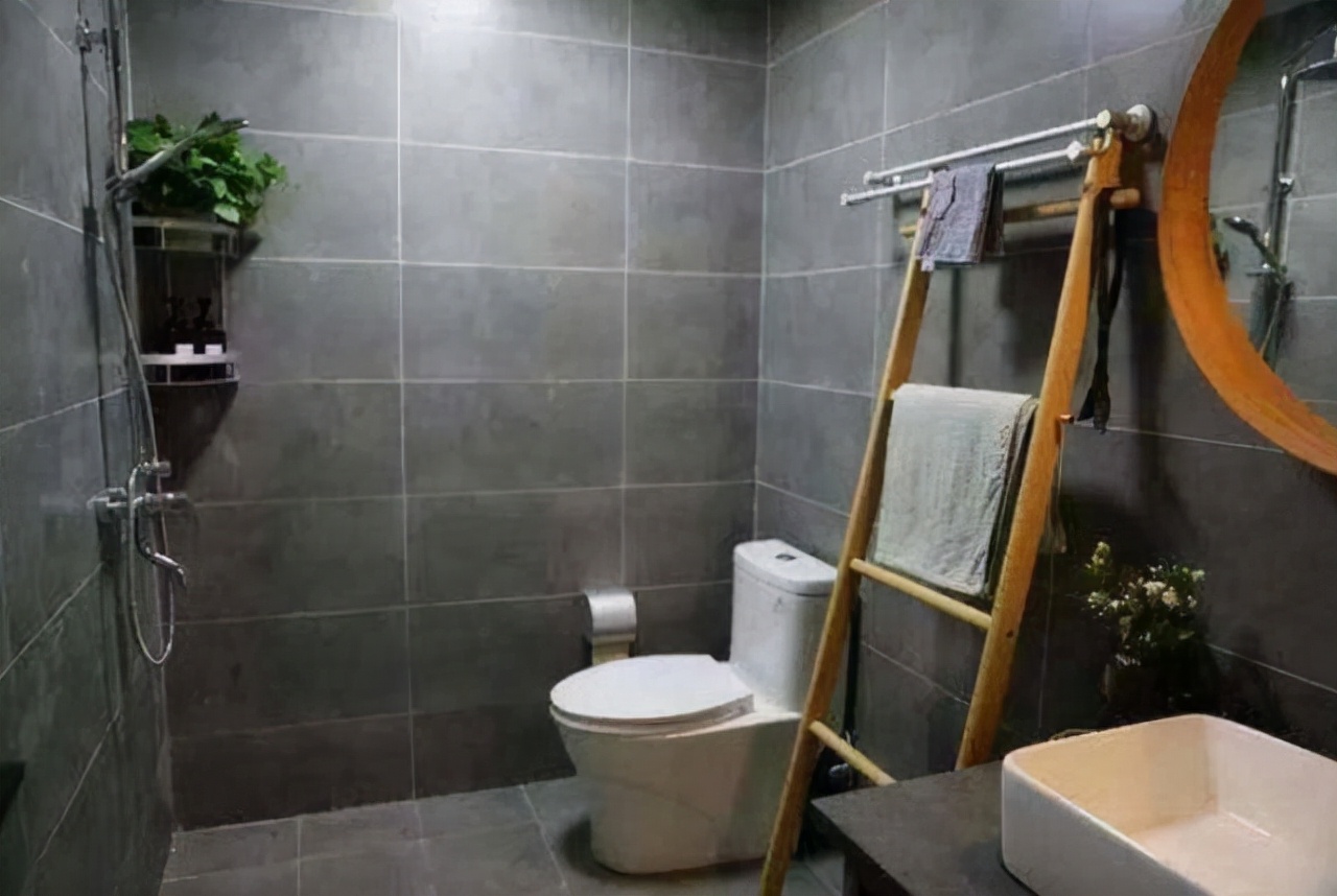 The bathroom has no windows and smells bad?Learn how the Japanese do it