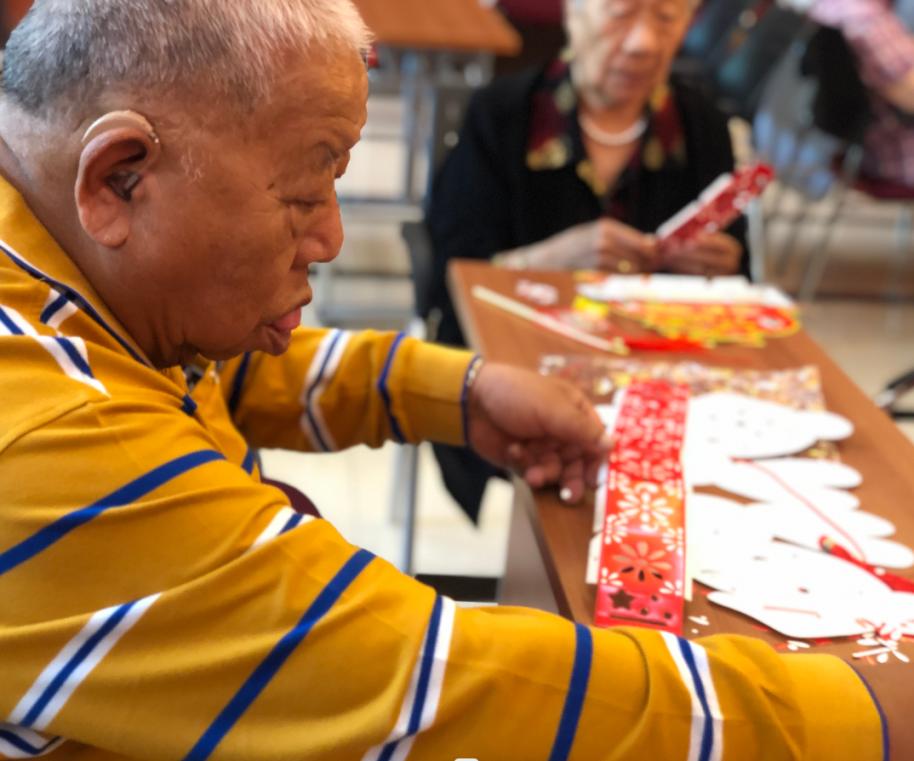 Together we are a reunion. Hundreds of elderly nursing homes celebrate
