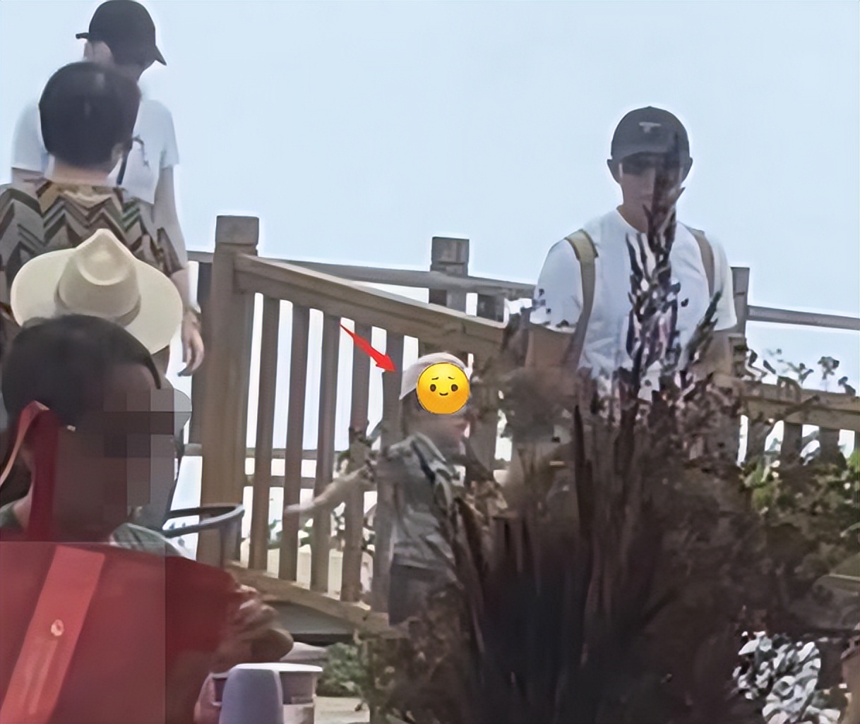 Sam Beining Back Sa Beining brought his whole family to make money, but only his son was ...