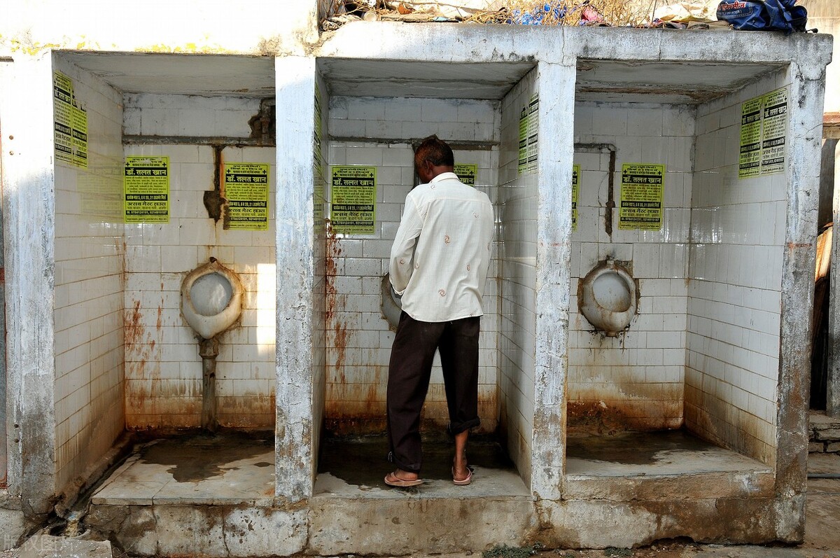 Do Indians really use their hands to go to the toilet? iMedia