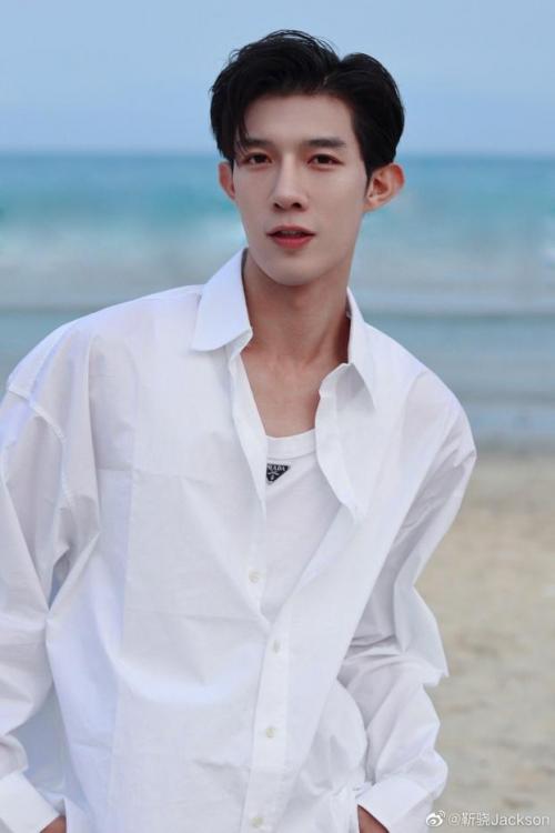 Jin Xiao's "Golden House Cang Husband" 2D poster is hereStarting the journey of the mysterious