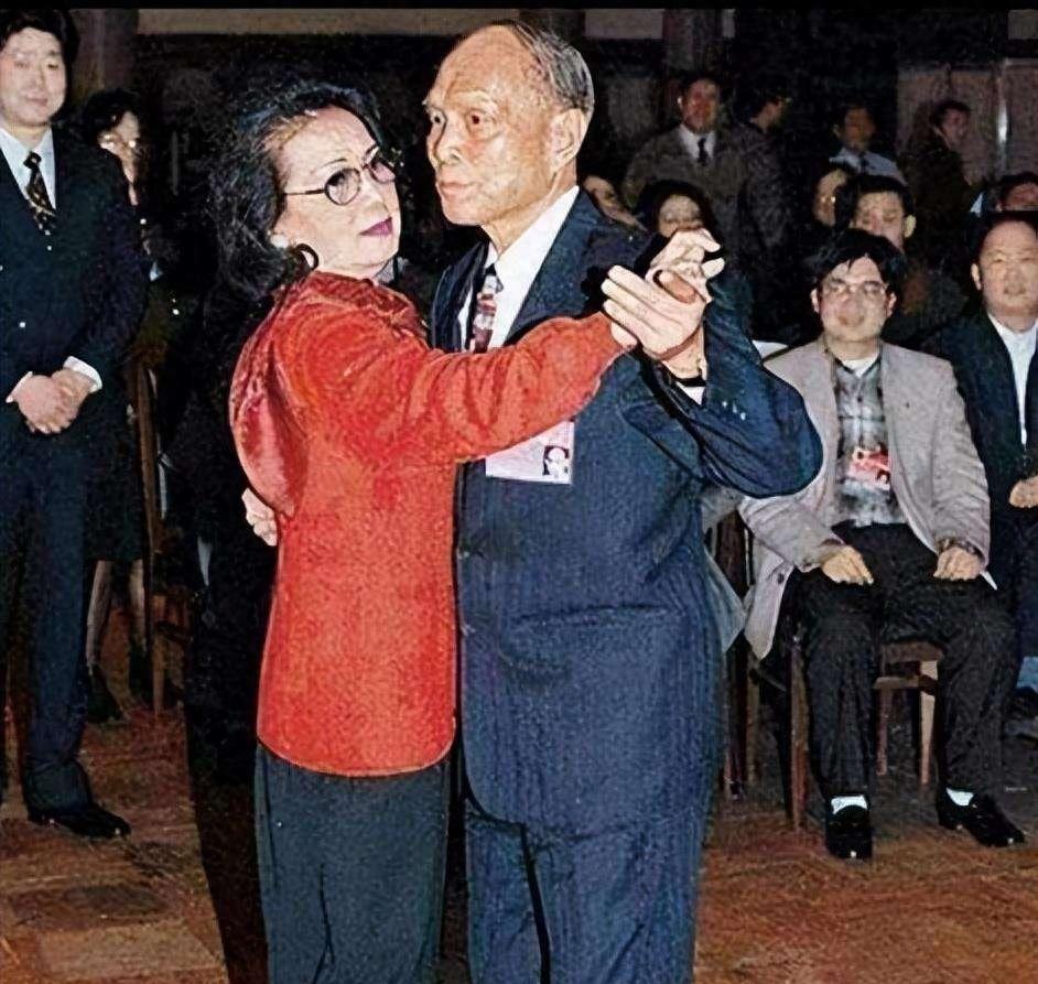 Huo Yingdong never took a photo with a girl with two or three bedrooms ...