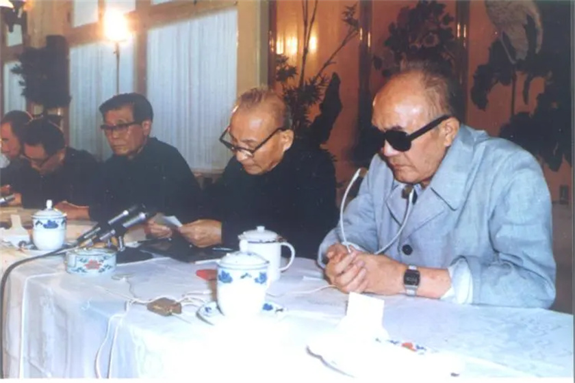 In 1980, Huang Kecheng received a report and investigated Hua Guofeng ...