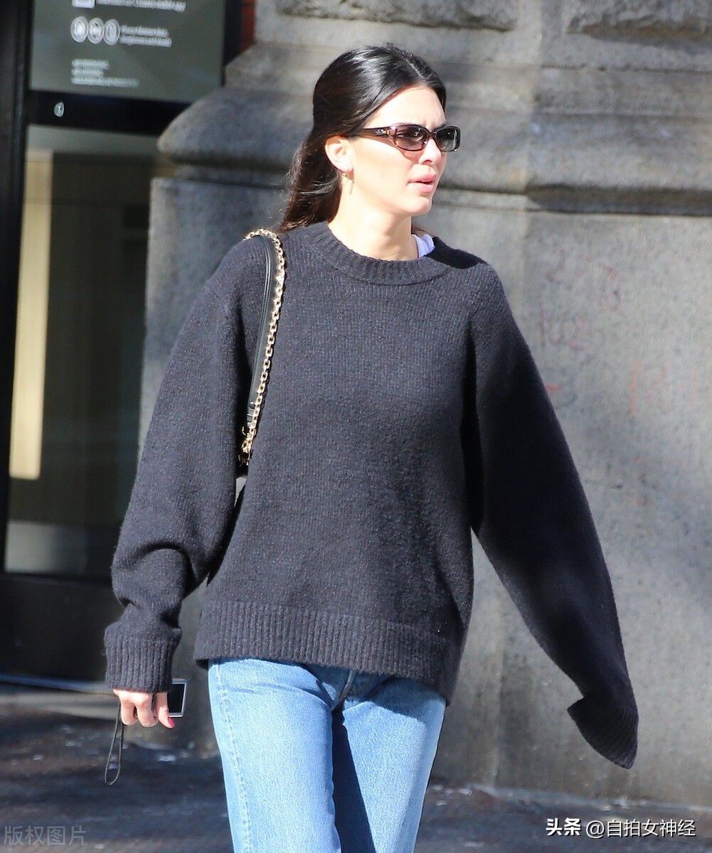 Kendall Jenner and friends out in New York wearing a simple and casual ...