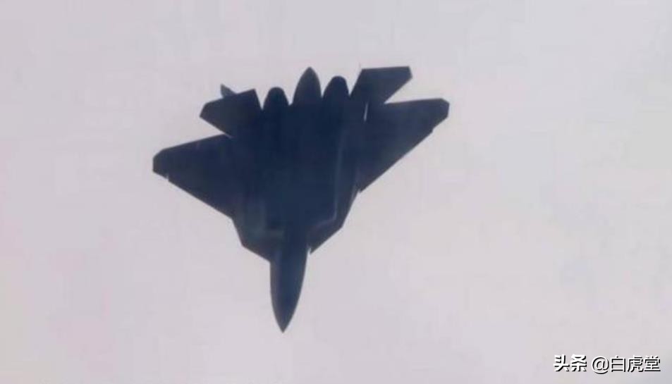 Su 57 flies over Ukraine at a low altitude, throwing bombs on the heads ...