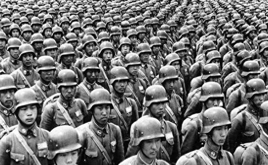 In 1950, General Huang Kecheng recognized his old comrade and said, "Go ...