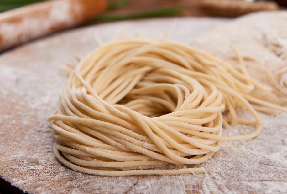 Why don't the wet noodles sold by vendors stick together? The answer is here, maybe it's