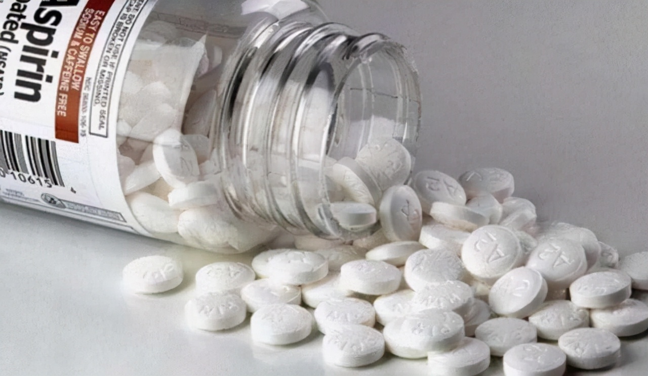 Taking aspirin for a long time will make blood vessels "brittle"?Eat