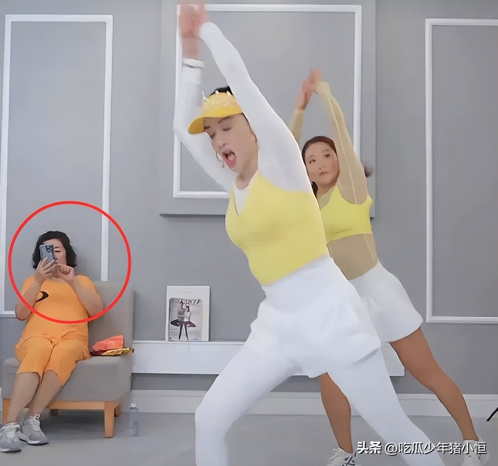 Zhong Liti works hard in the live broadcast, but her motherinlaw only