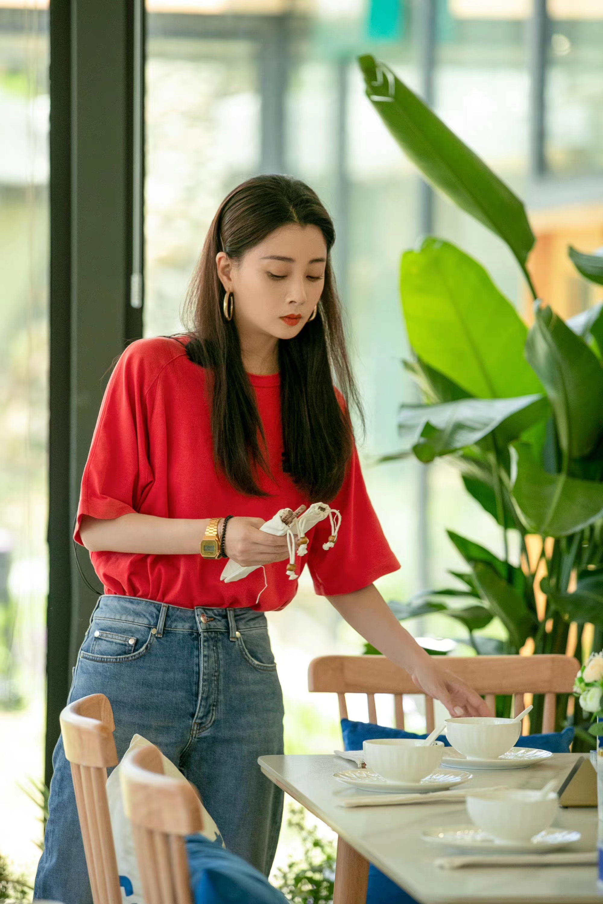 yin-tao-s-new-look-in-chinese-restaurant-a-red-t-shirt-with-jeans