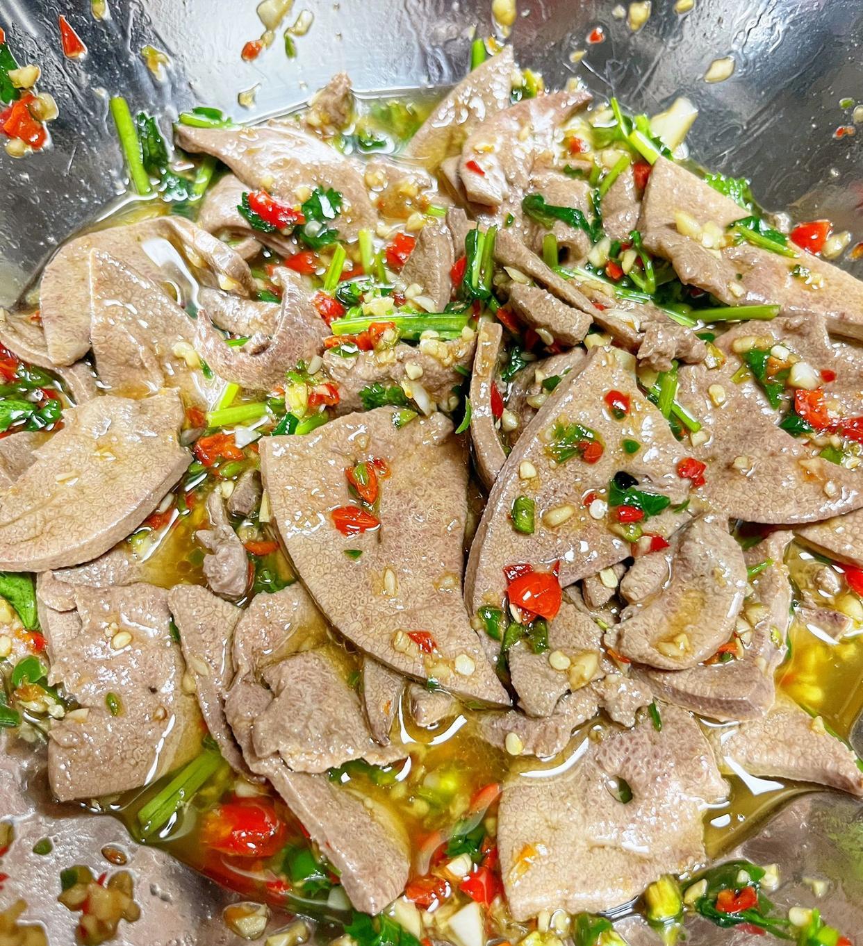 Cold pepper pork liver, hot and sour and refreshing, is a good choice
