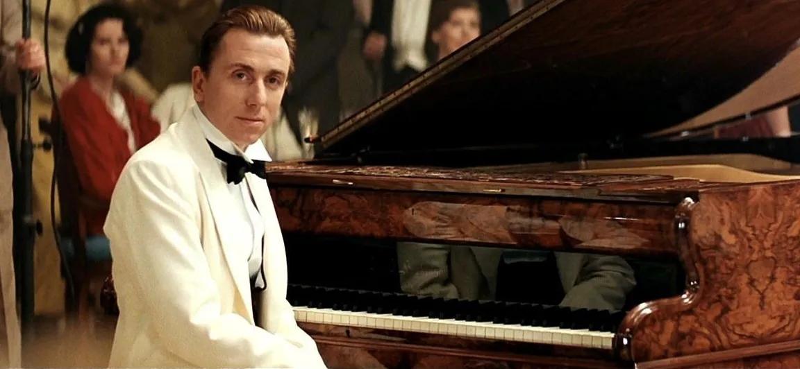 Why is "The Pianist on the Sea" so classic, and why is 1900 so