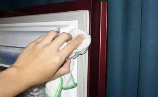 Is the refrigerator seal moldy and still rubbing with water?Learn to do