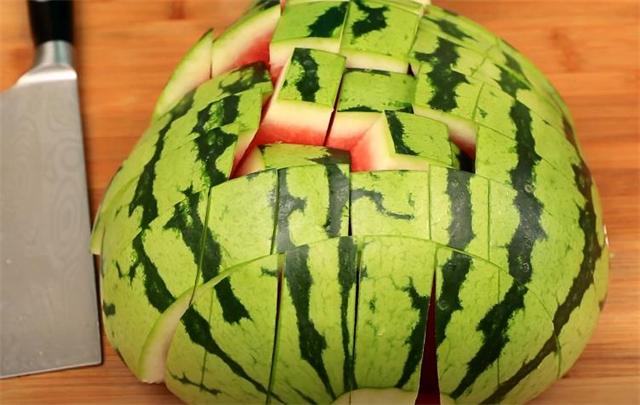 Learn how to cut watermelons like this, and it is very good to treat ...