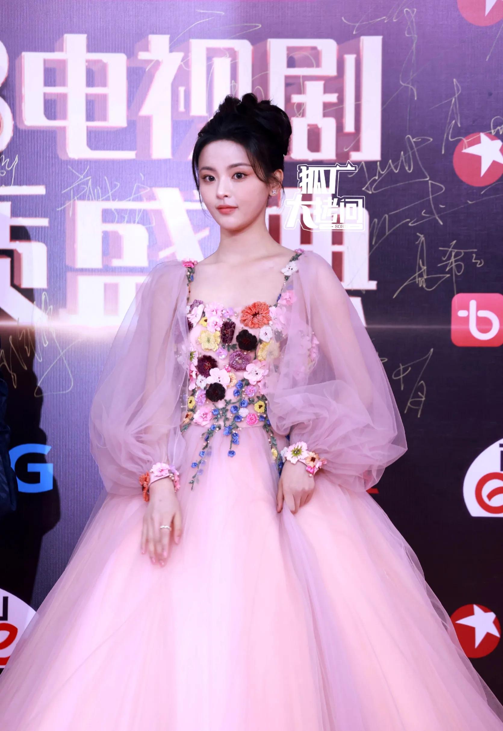 Quality Ceremony Actress Red Carpet Picture: Li Xiaoran, Wan Qian ...