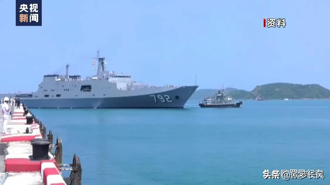 China's 10,000-ton amphibious ship was exported and officially handed ...