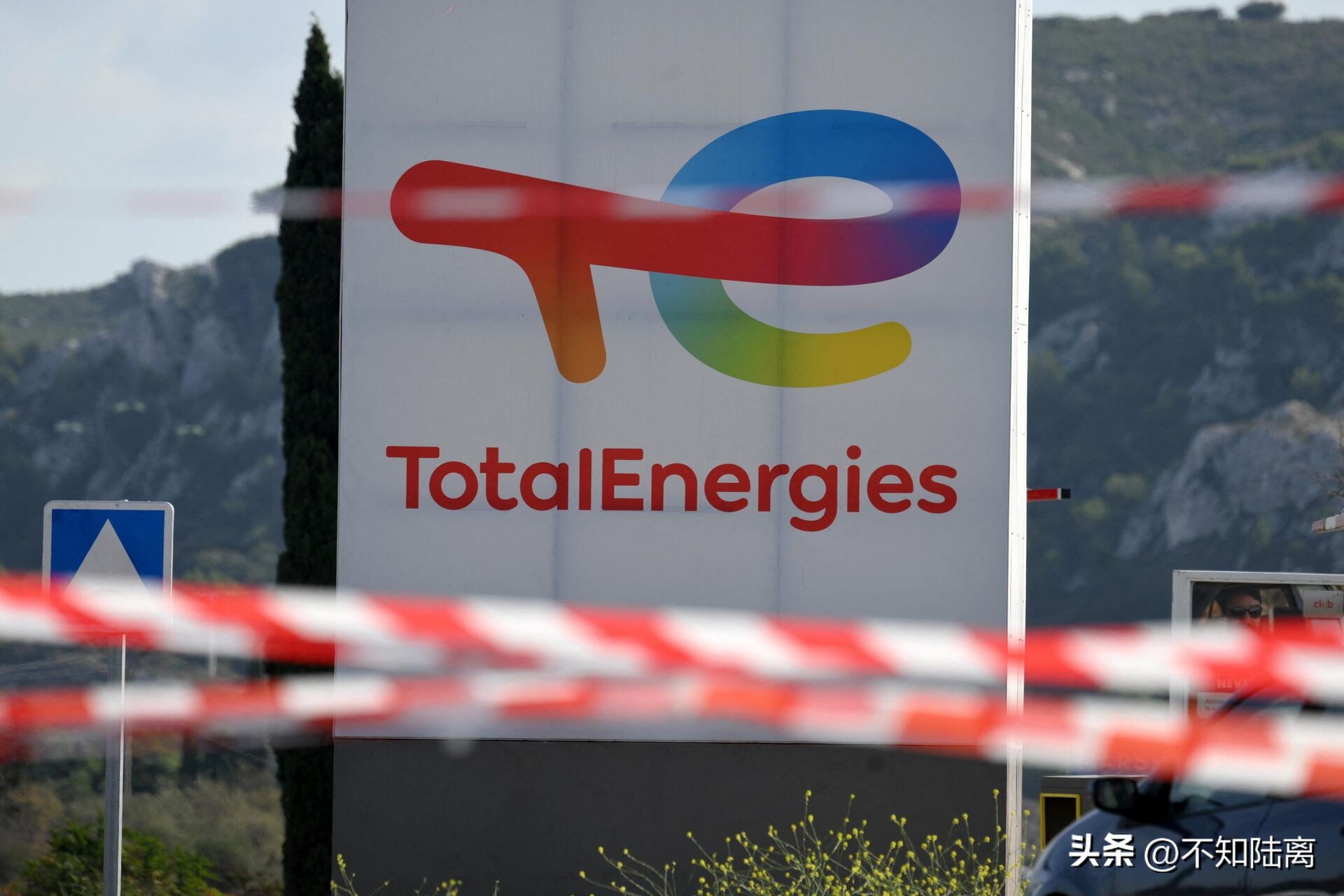 France's energy shortage, refinery workers strike, oil prices soar, cars line up for kilometers
