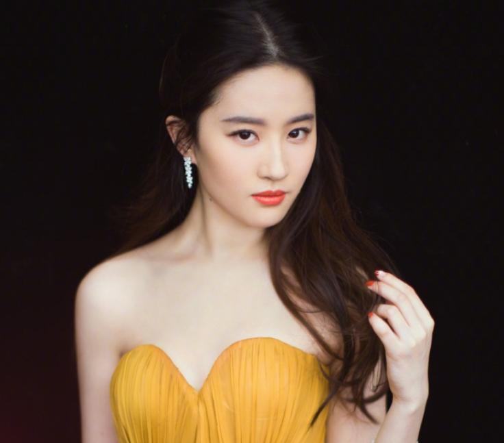 Stop staring at Liu Yifei's face! Her little secret under the armpit is ...