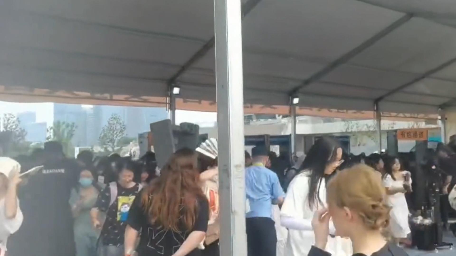 TFBOYS concert out of control: Fans broke through the security check ...