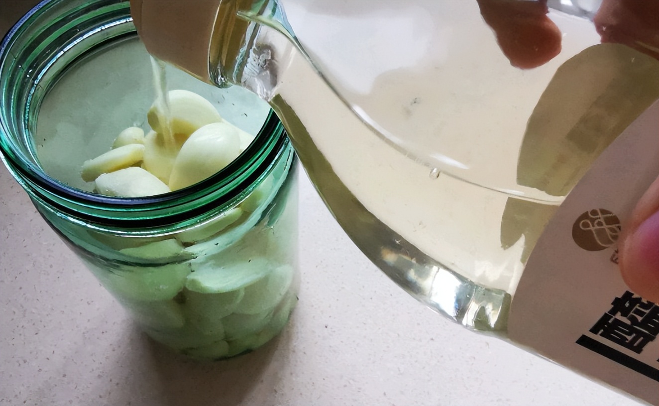 What is the best vinegar to use for pickling Laba garlic?Share the most