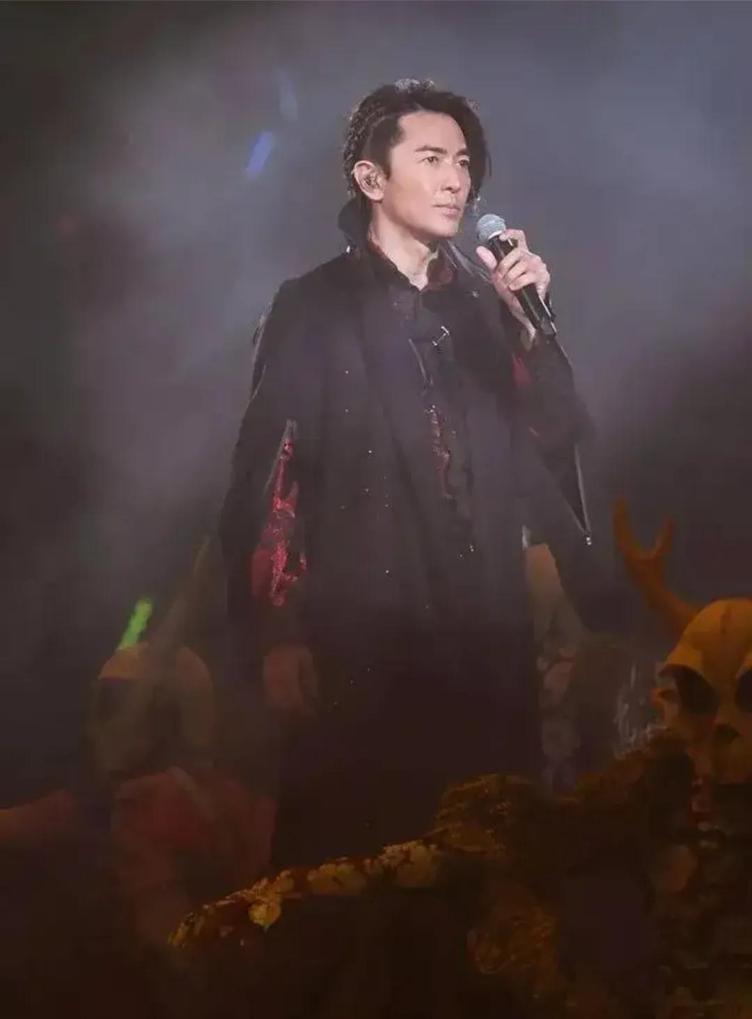 Ekin Cheng held a concert in Macau, and his wife Meng Jiahui helped out, speaking Japanese