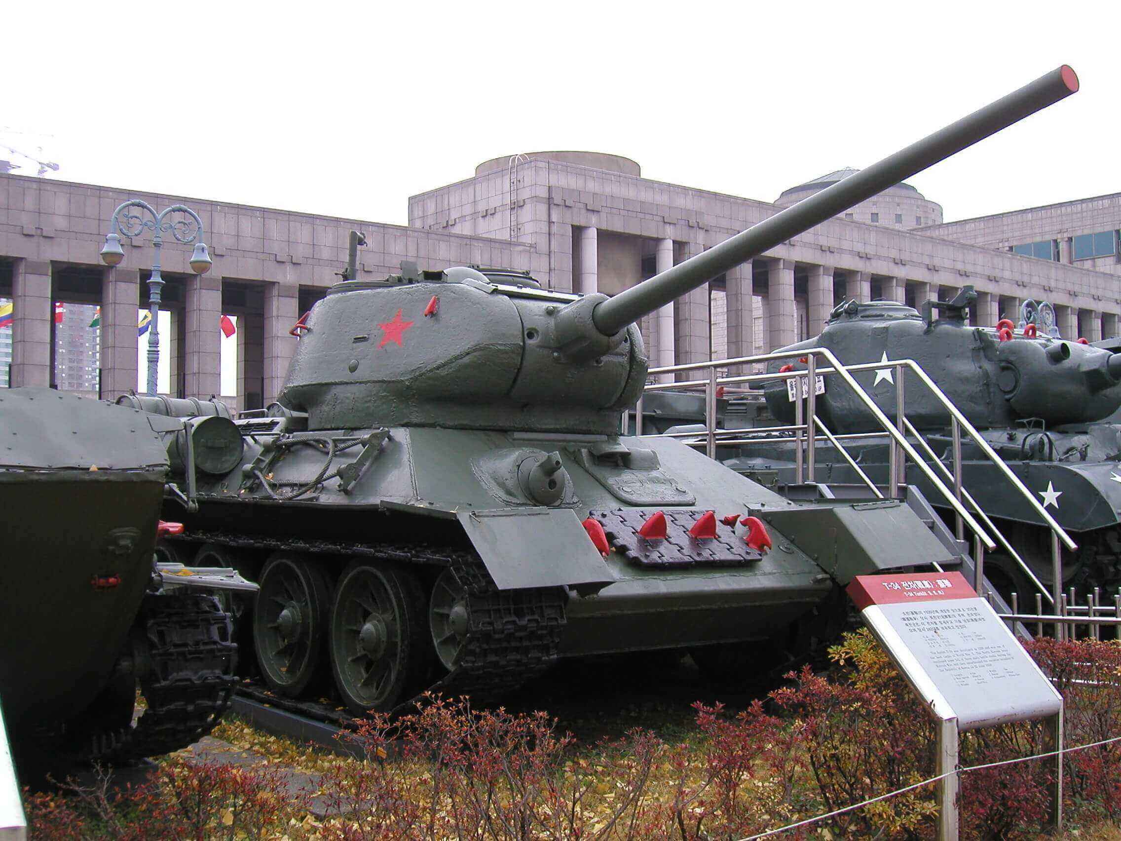 Doom Tank!Declassified Soviet 279 project, equipped with 4 tracks to ...