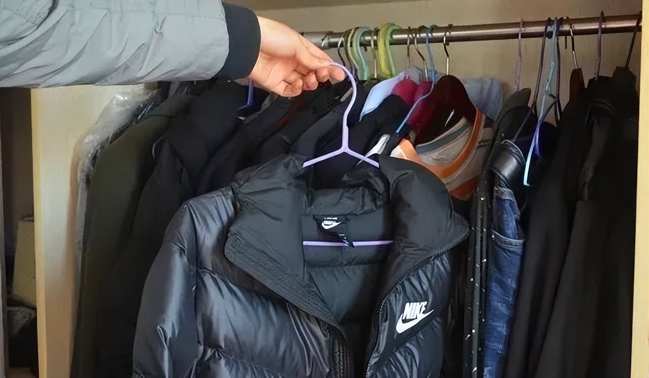 When storing down jackets, should they be stacked or hung? iNEWS
