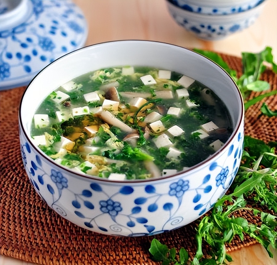 Shepherd's purse is in season, in addition to making dumplings, it can