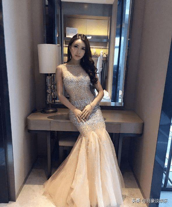She is known as the "No. 1 Porn Star in the Mainland", her body crushes