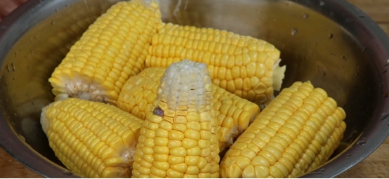 When cooking corn, never boil it directly in water, teach you to add ...