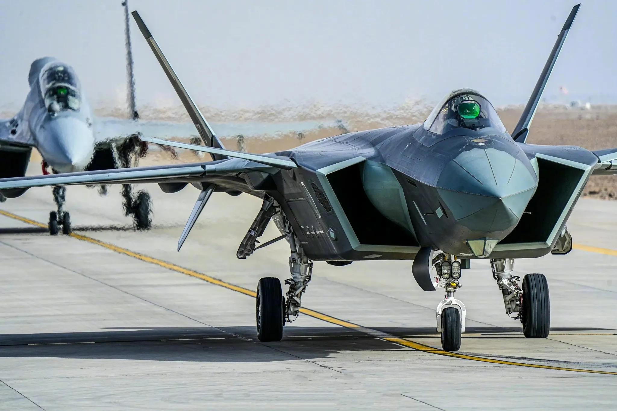 J20 Is Used To Simulate The Attack Mode Of F35 - Imedia