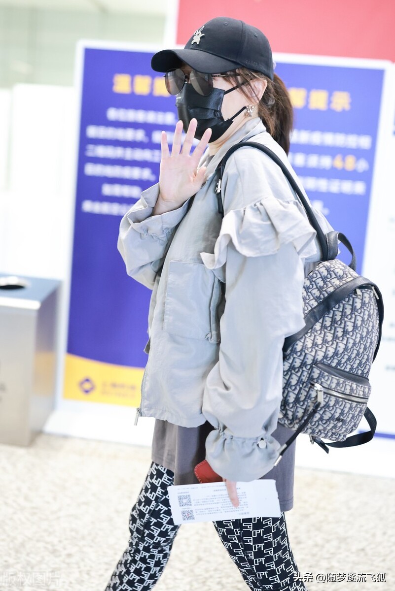 Xue Jianing's latest airport Reuters photo exposure, wearing a gray ...