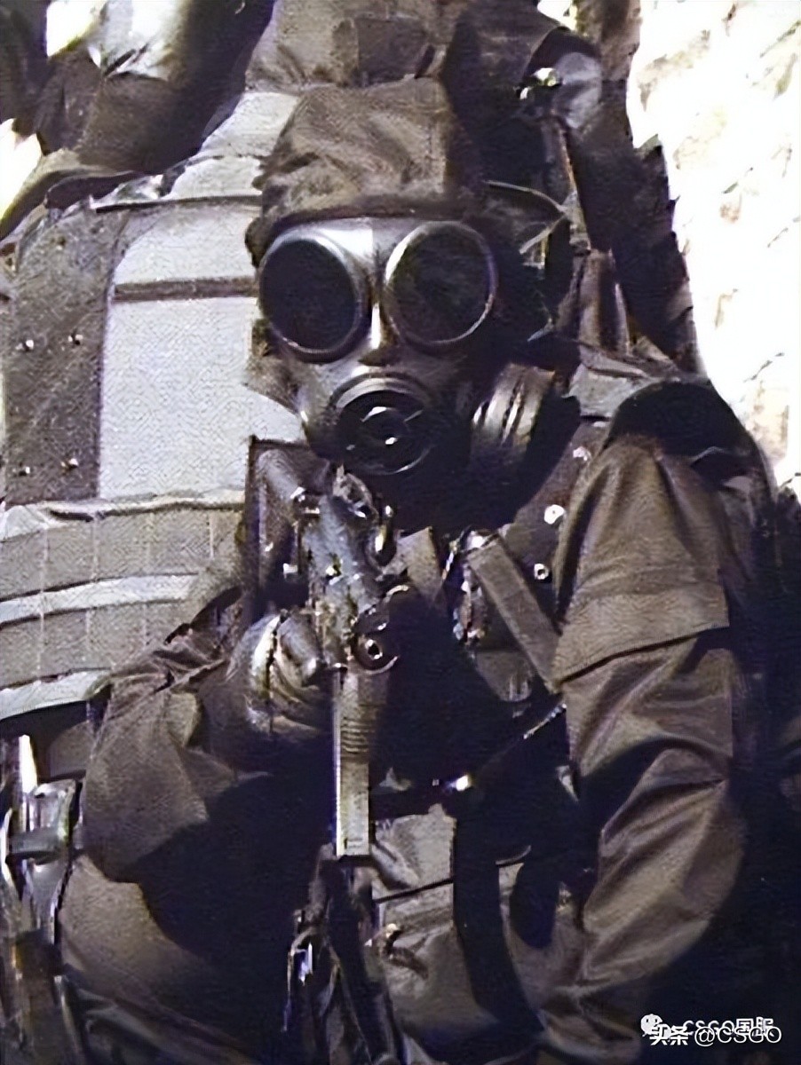 Why does SAS always wear a gas mask?Others don't wear it? - iMedia