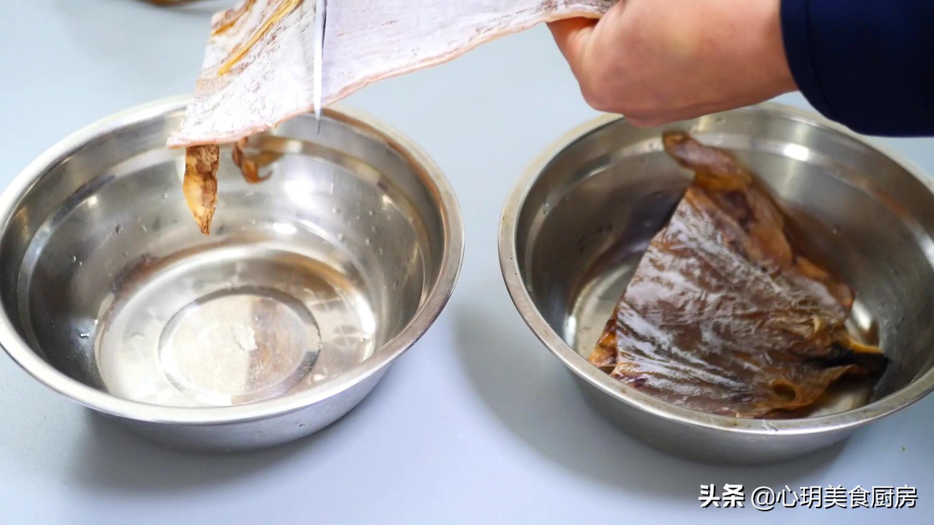 Soak dried squid and cuttlefish, don't just use water, the seaside