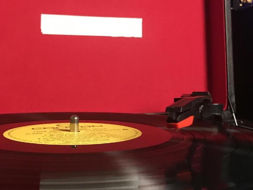 What is the difference in performance between vinyl record players at