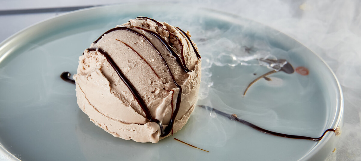 Homemade rum ice cream, rich in taste, sweet and delicious, suitable