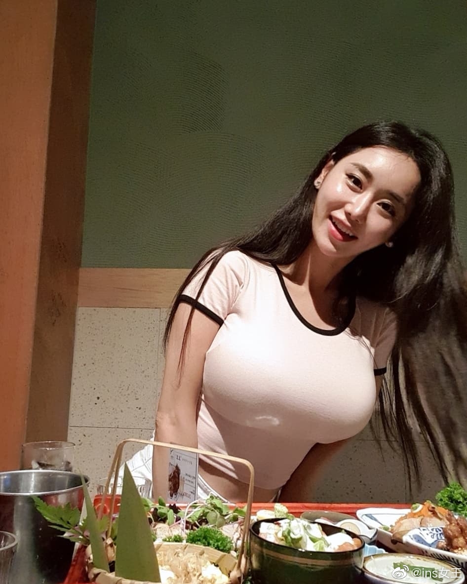The Korean goddess candyseul has an amazing appetite, and she has to ...