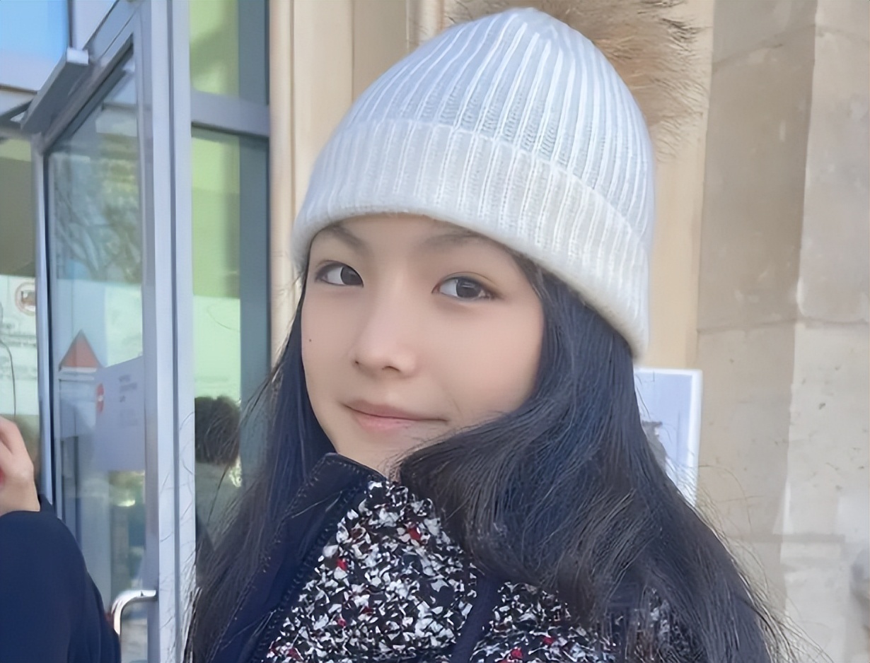 Li Xiang's mother and daughter were visiting the Apple store in London ...