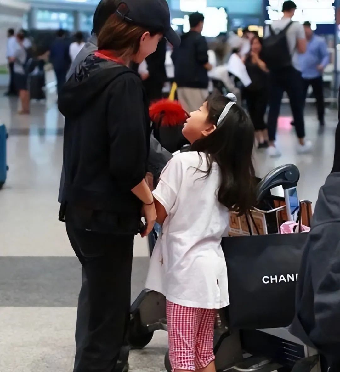 Niu Li showed up with her daughter, she appeared without makeup and ...