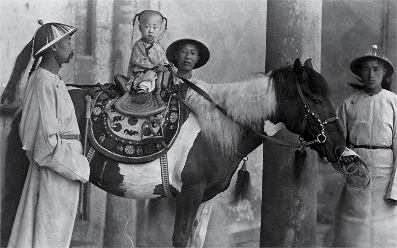 When Guangxu called "Queen Mother", Cixi was not happy. Li Lianying ...