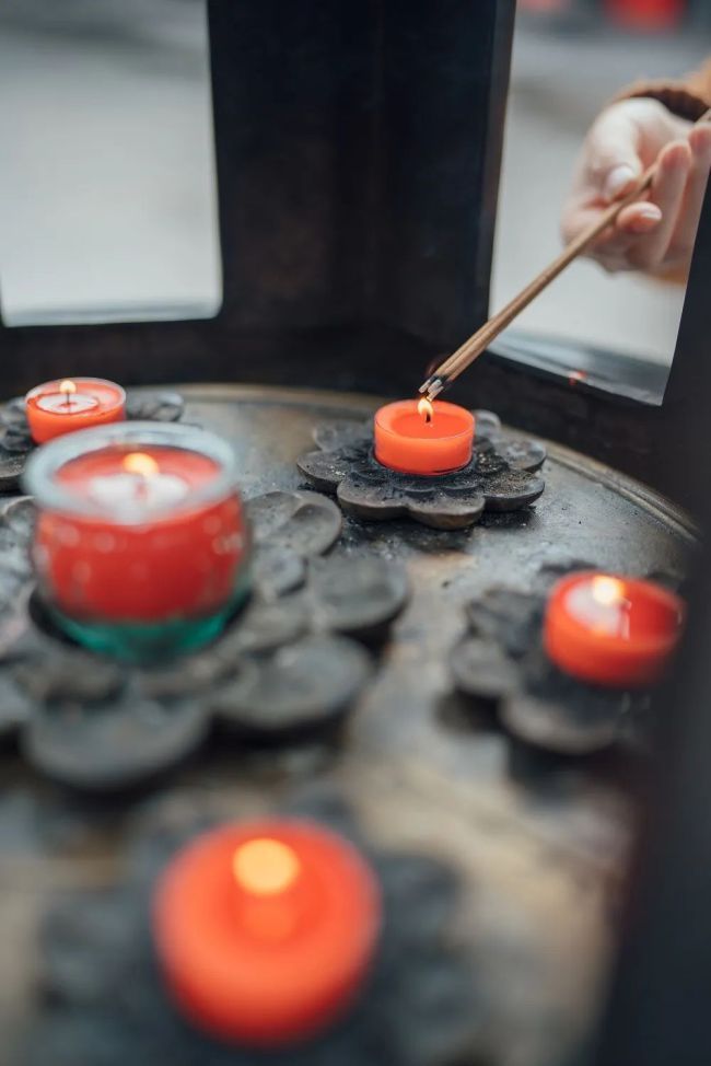 What is the symbolic meaning of the "lamp" in the temple? iNEWS