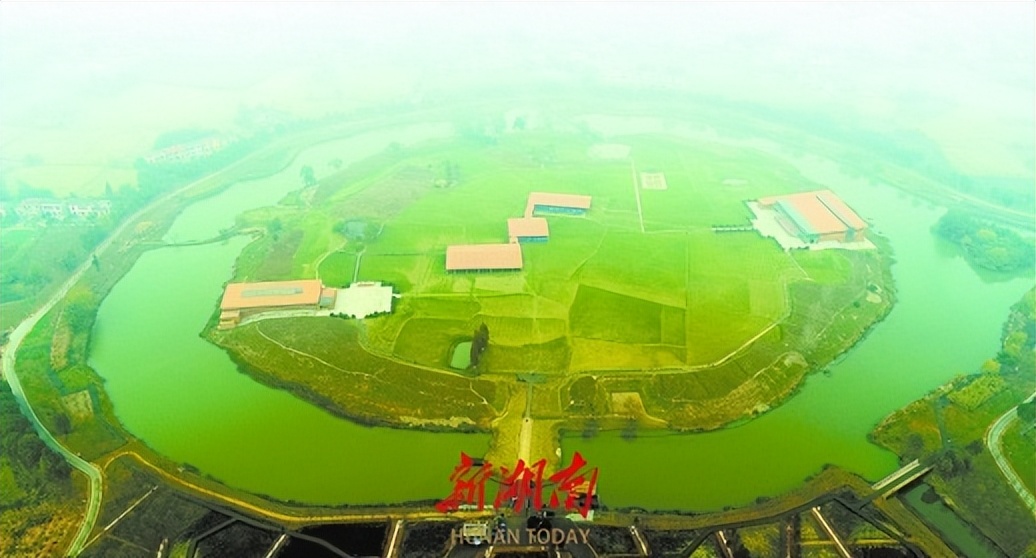 Li County Chengtou Mountain takes a deep breath and smells the fragrance of ...