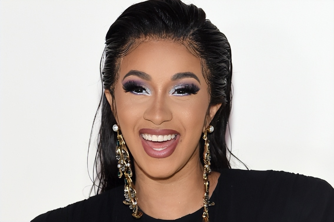 American actress Cardi B provokes controversy! No underwear at the ...