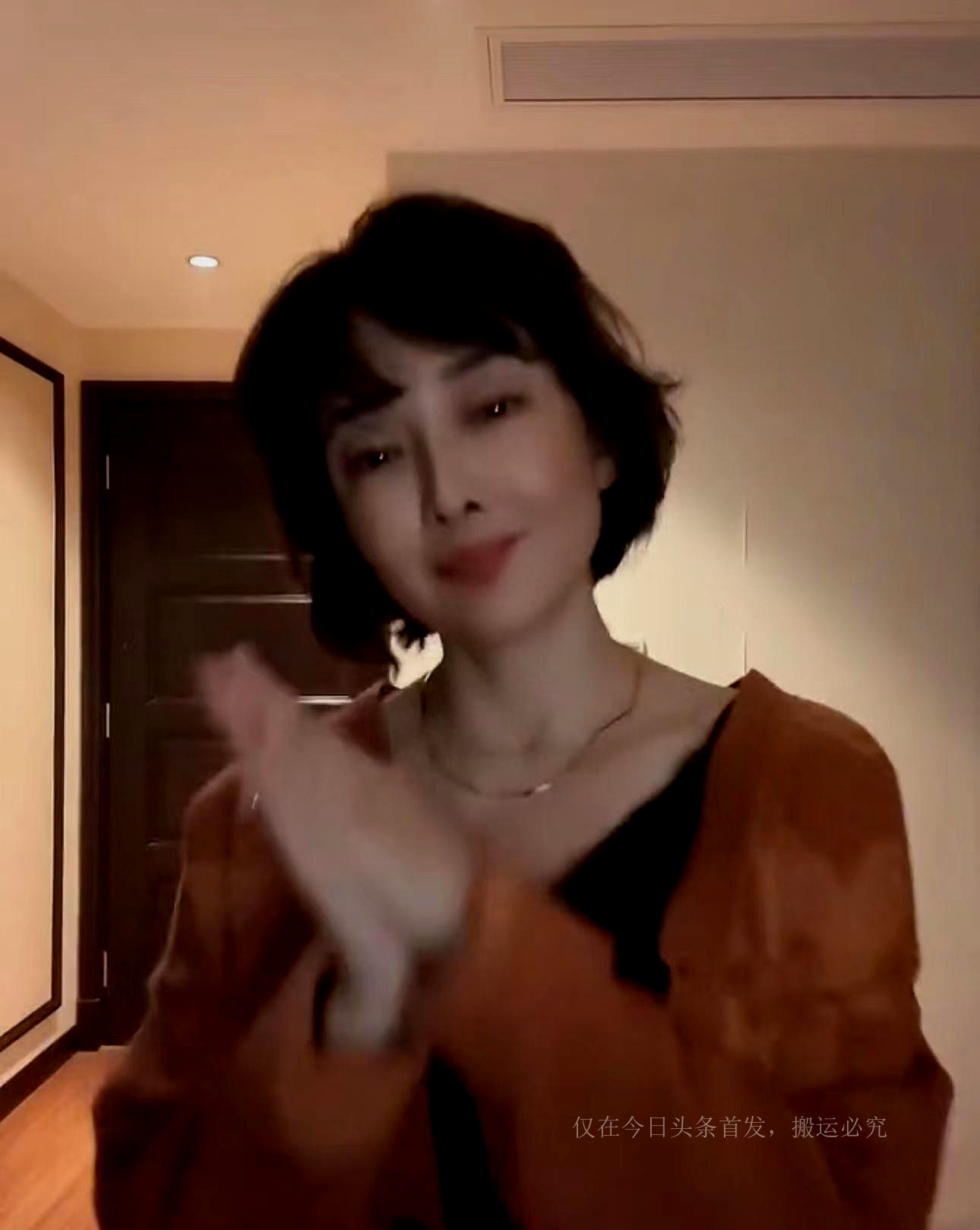 49-year-old Niu Li was once again involved in the plastic surgery ...