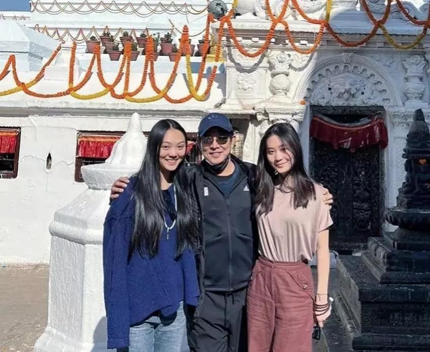 Jet Li's family of four traveled to Nepal, he took a group photo with ...