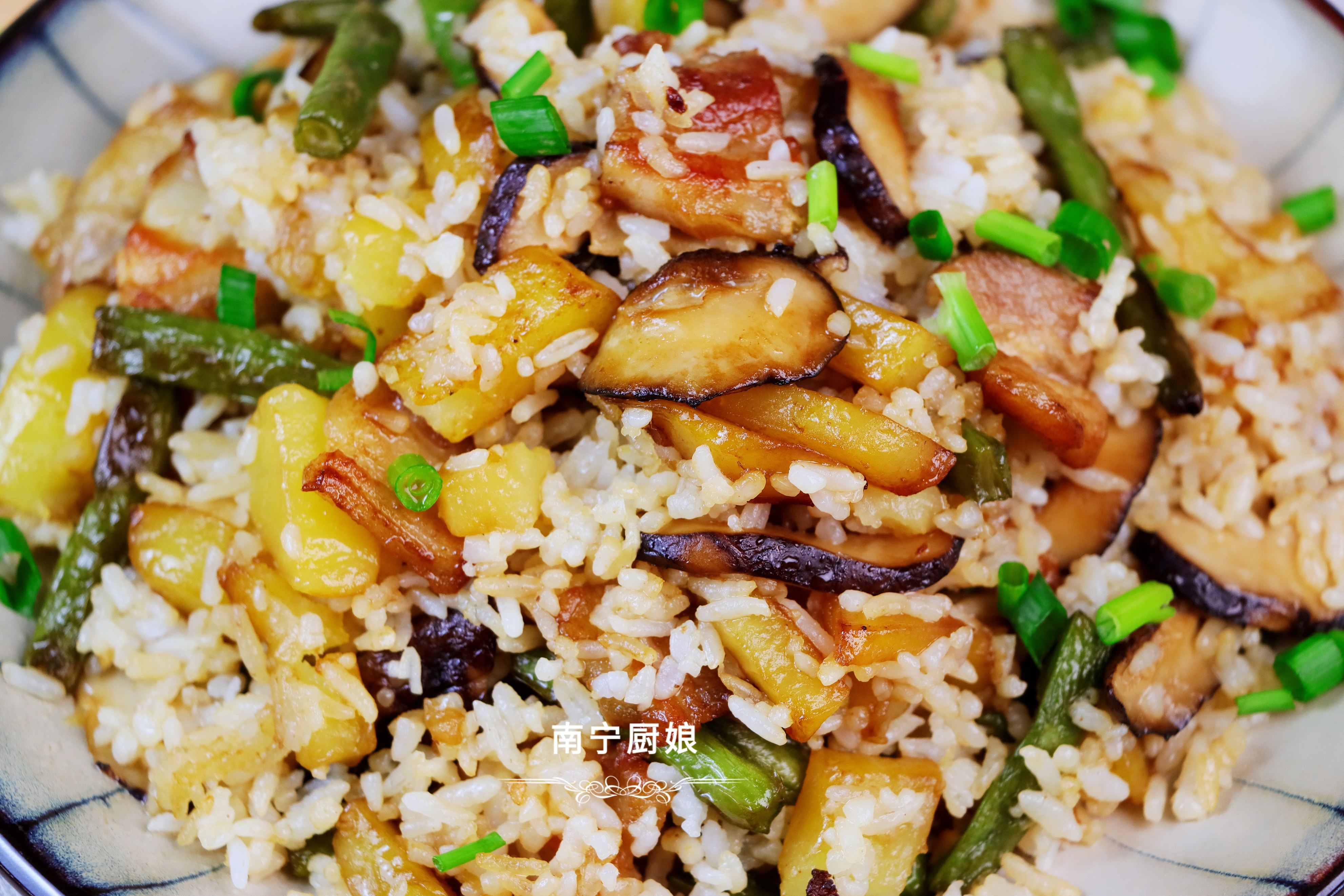 The classic method of stewed rice, the combination of meat and ...