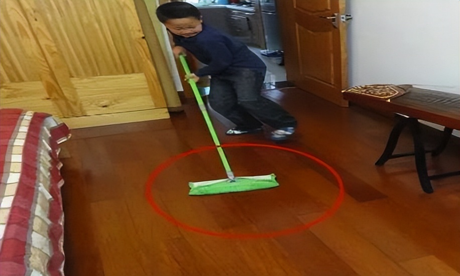 Mopping the floor only with water?No wonder mopping the floor every day