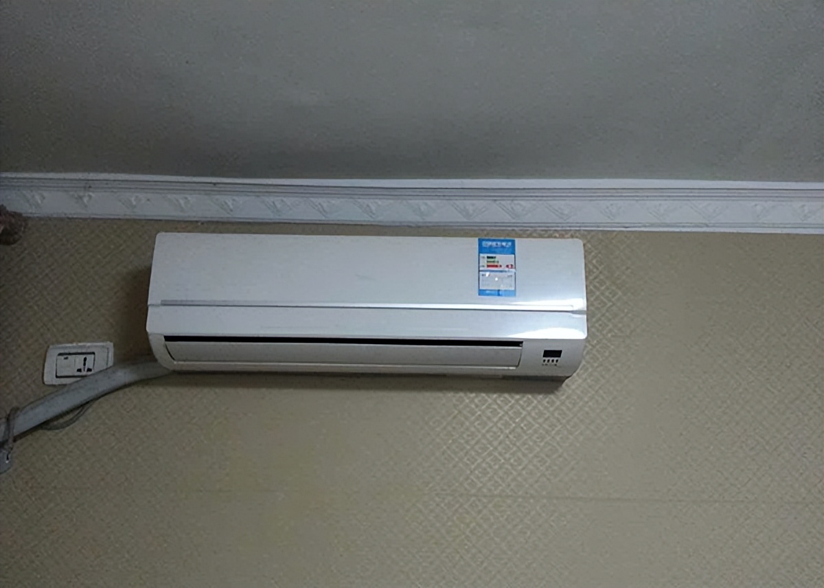 Is it a waste of electricity to turn on the air conditioner? No one