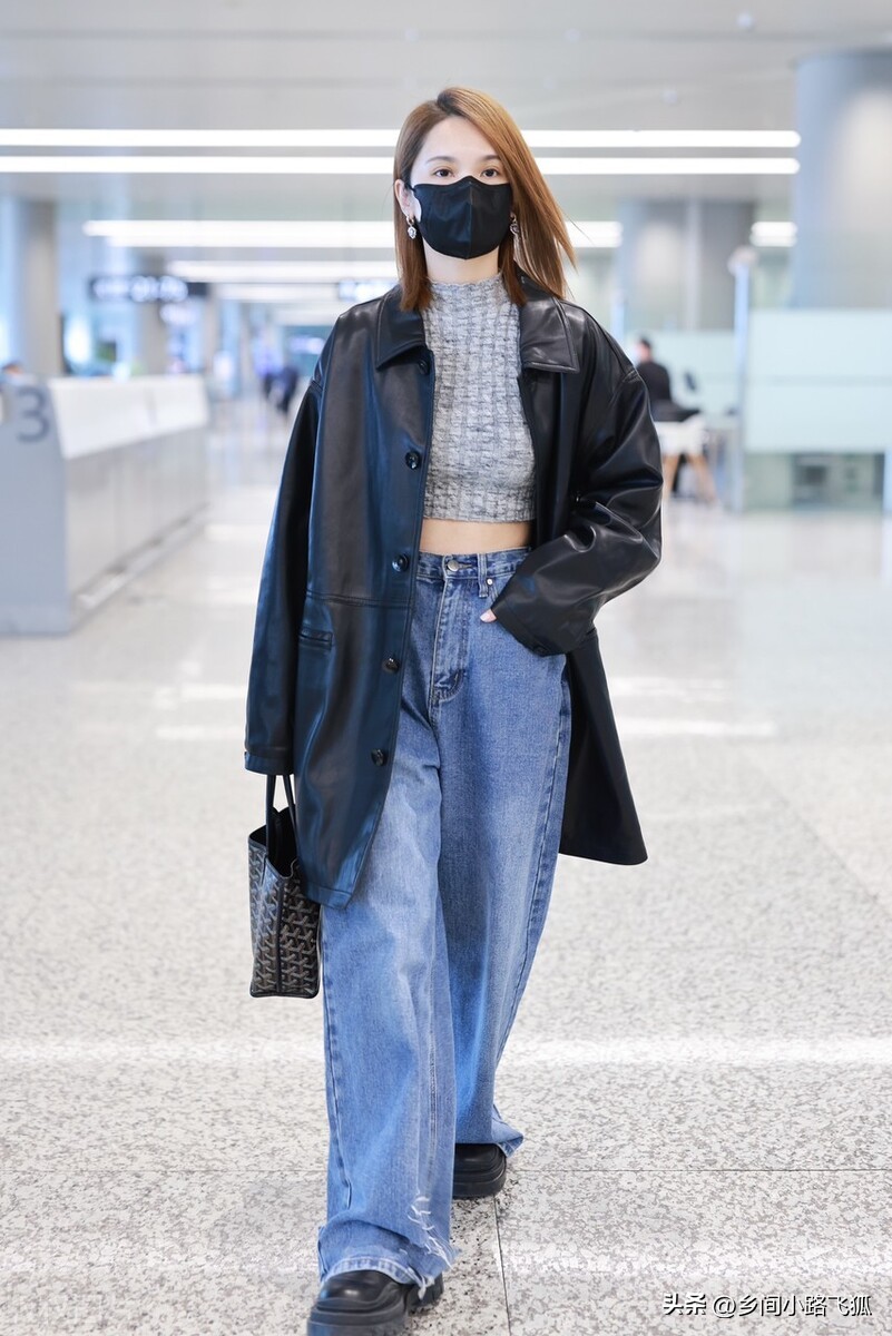 Rainie Yang's latest airport Reuters photo, wearing a black leather ...